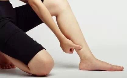 小腿抽筋是最厉害的,表现为小腿肚子,就是比目鱼肌的剧烈收缩,就像