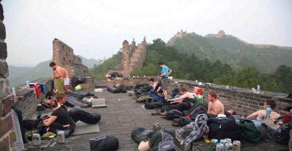 外国人总说我们中国人素质差, 但他们在中国旅游的表现却是这样