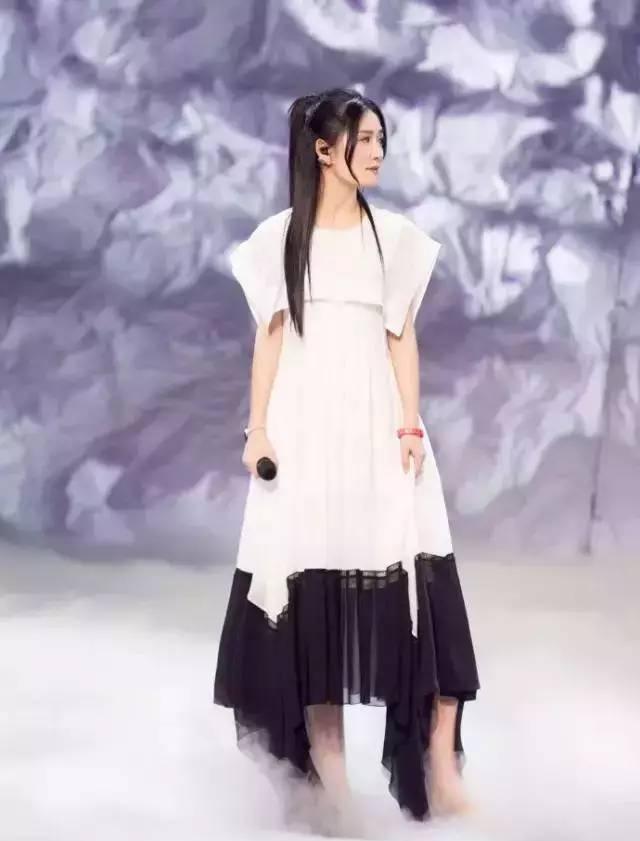 总决赛! 谢娜穿蓝色百褶裙仙味十足, 她才不是