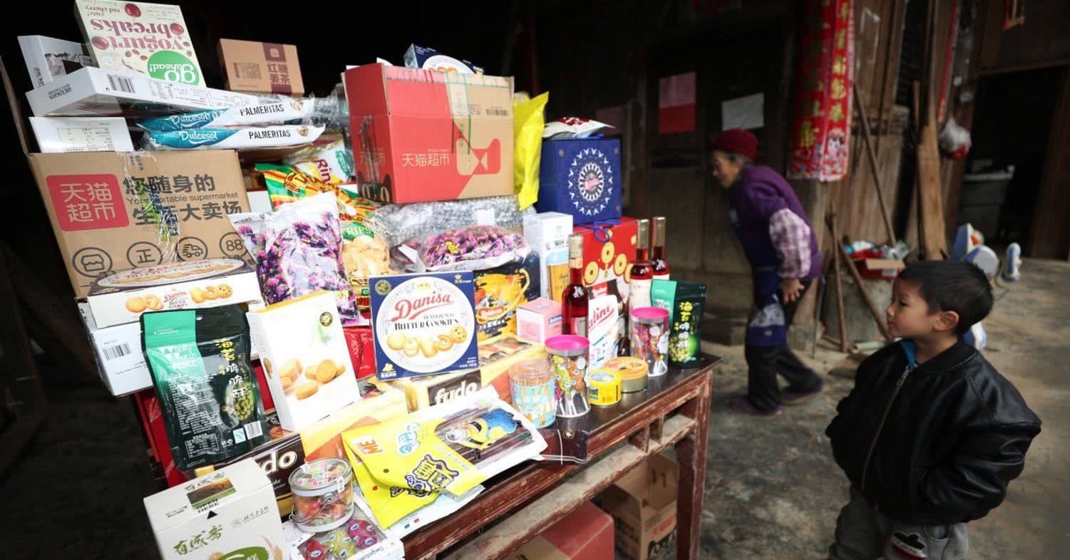 农村百岁老人过生日,162名子孙团聚一起,场面