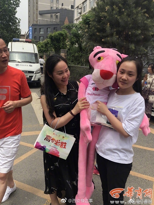 为了娃考试能有好运气,妈妈们穿衣服也有法则