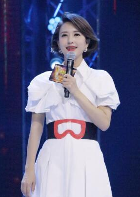 央视女主持张蕾近照,嫁给50多岁矿业大亨,回应