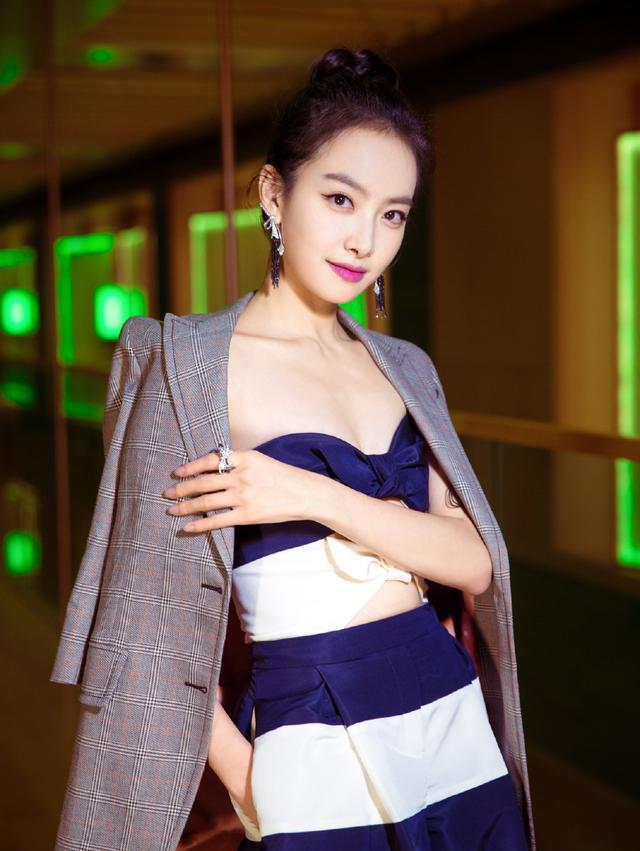 冯婧穿内衣_美女只穿内衣(3)