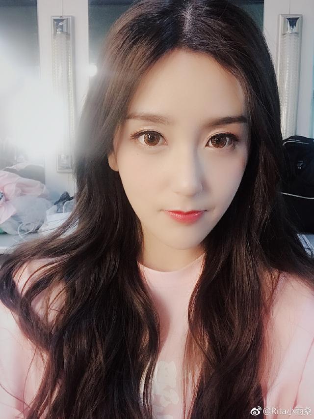 LOL:Rita直播和粉丝互动,一动作险些走光,网友