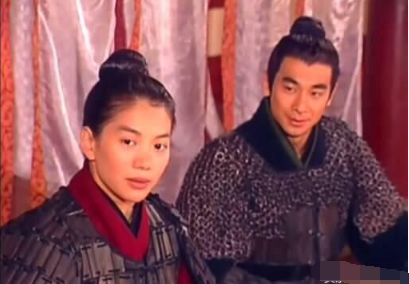袁咏仪演花木兰的时候英气逼人,眉毛比楚乔后期更加硬线条,毕竟要混在