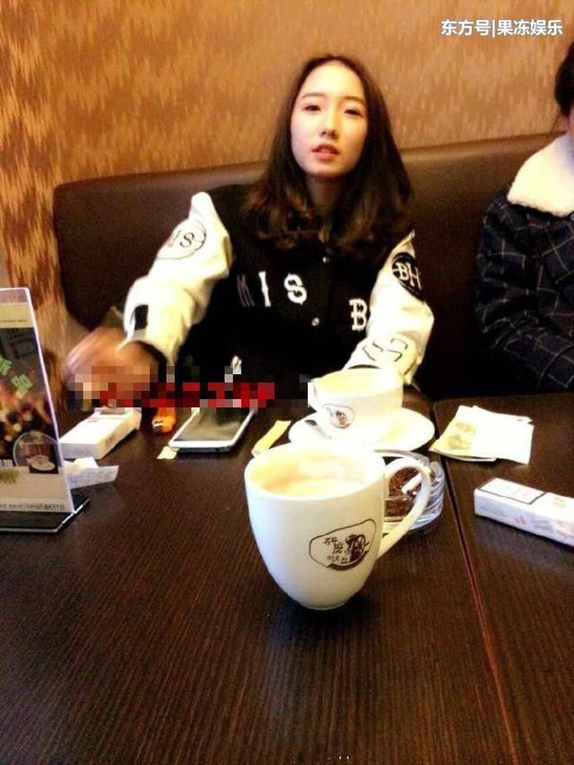 孟美岐被曝黑料,16岁就浓妆艳抹公共场合抽烟,姿态娴熟老练!