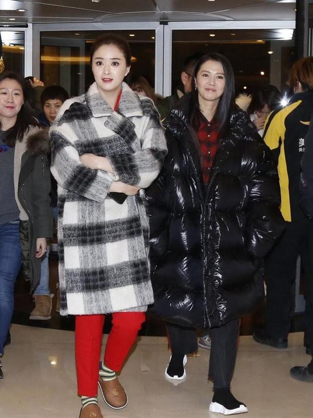 2017央视春晚幕后照曝光! 刘涛光腿喝牛奶, 蒋