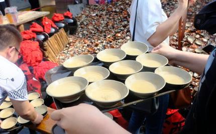 西安永兴坊摔碗火了，背后是传统文化的魅力!