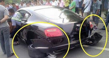 五菱宏光追尾400万宾利，宾利车主：你不配叫豪车杀手！