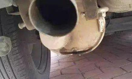 车排气管出现“滴水”现象的，恭喜你，你的车真的很不错！