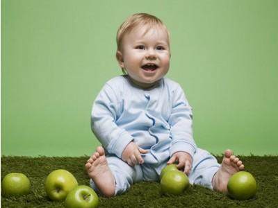宝宝爱扔东西不要老限制,可是能力发育的表现