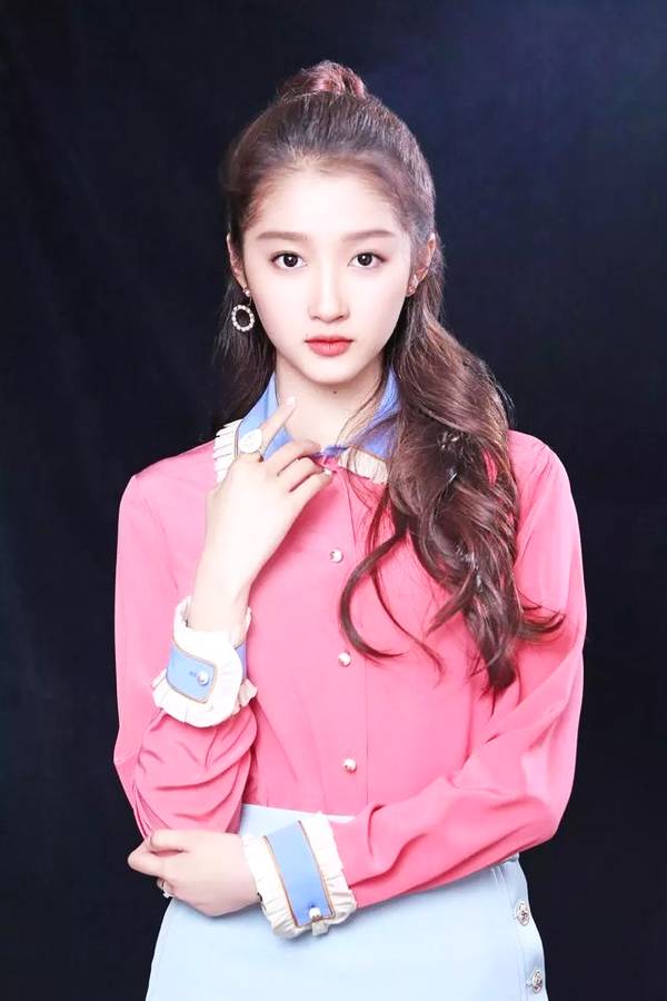 95后明星张子枫演什么像什么,林允演技生硬,有希望成影帝的是他