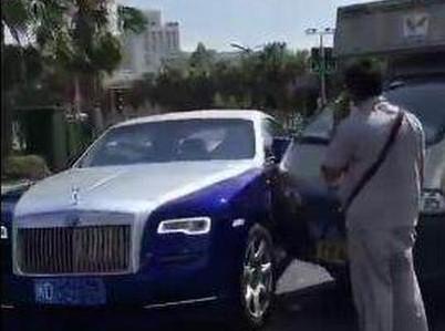 劳斯莱斯惨被五菱宏光撞, 车主看到五菱侧面标志后, 却不敢说话了