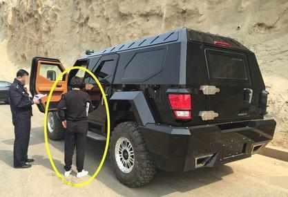 女司机开豪车去上牌，一辆车的钱够买12辆奥迪Q7，真土豪