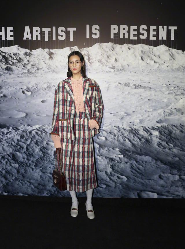 今年流行的白色丝袜,古力娜扎、马思纯这样穿