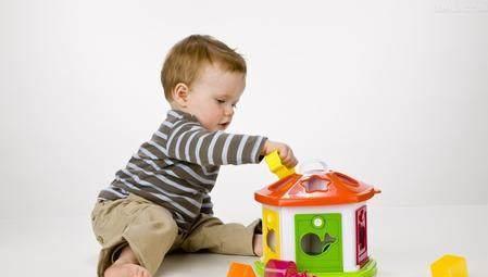 宝宝这个阶段总爱扔东西, 你让他捡起来, 他就不