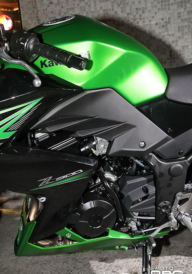 疾走奔驰，帅到没朋友了！川崎Kawasaki Z300摩托街车