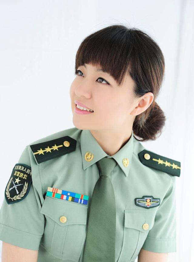军人的坚毅与柔美:部队女战士穿军装拍艺术照