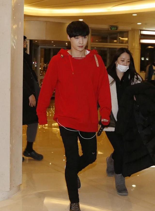 2017央视春晚幕后照曝光! 刘涛光腿喝牛奶, 蒋欣穿拖鞋, 王凯帅气