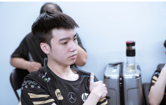 RNG队友透露选手伤病:Letme脊椎弯曲小虎有