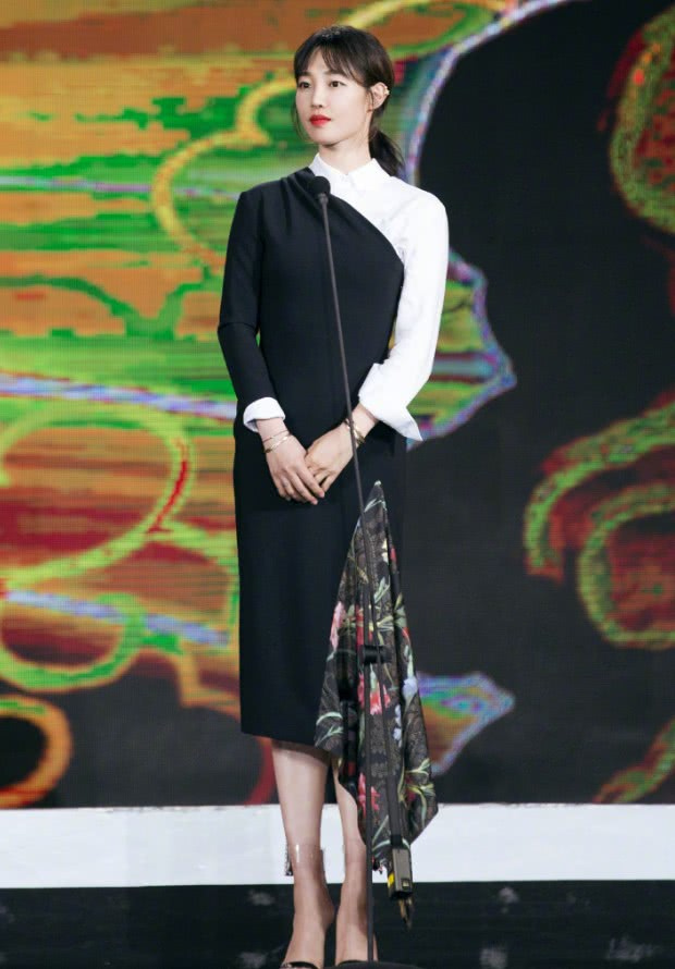白百何这衣服穿的，袖子一个黑一个白，裙子多出一点还能显身高