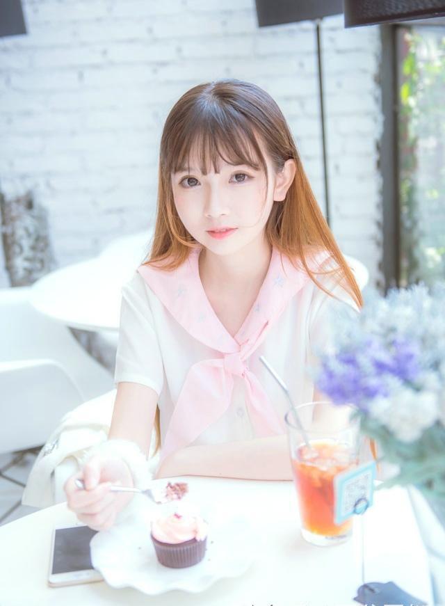 清纯少女粉嫩娃娃脸慵懒甜美假日,居然一点没有慵懒的