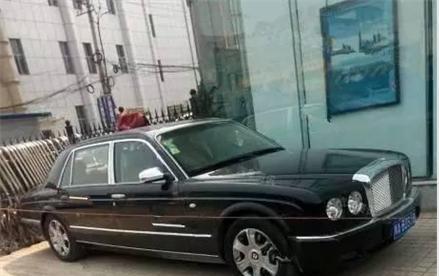 开500万宾利去银行,保安见到立马拿出一根红线