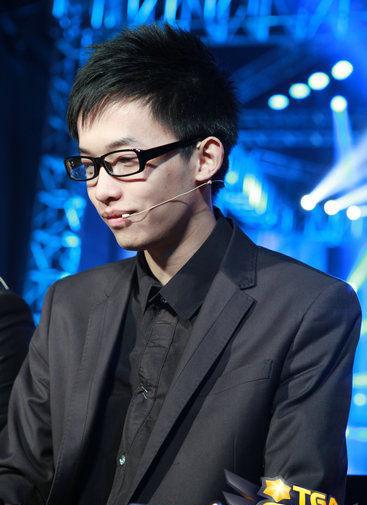 LOL解说主播TT借游戏名义骗炮, 至少8名女玩家受害