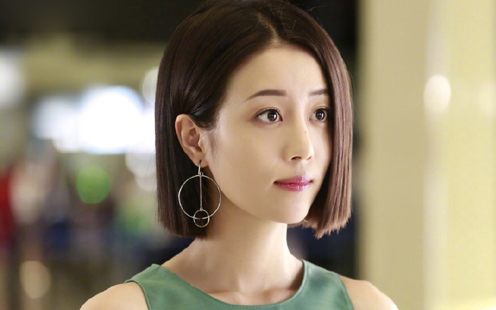 同演《漂亮的李慧珍》，热巴混迹一线，而她有颜有演技却不温不火