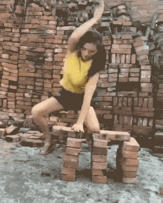 搞笑gif: 妹子你这一笑, 把我的卡姿兰大眼都闪瞎了