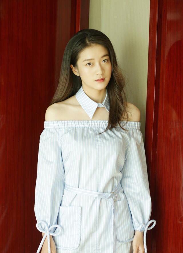 张雪迎一袭蓝色衬衫裙很好看,但乔欣的造型让