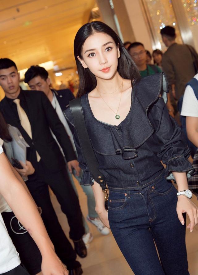 baby和唐嫣同穿牛仔套装,一个魅力爆棚,一个颇有女强人的风范!