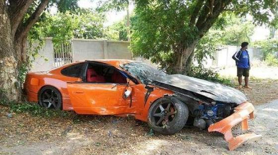 泰国和尚开日产s15跑车狂飙, 撞树变废铁 网友: 这车没开光