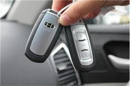 广西一辆15万吉利遭追尾，车主下车一看，脸面尽失！