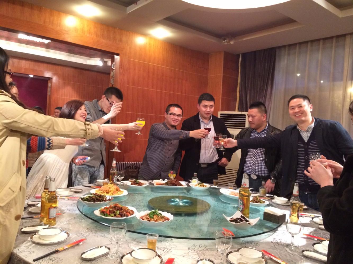 我请同事吃饭, 他却叫来12人, 结完账单后, 发生了这样的事!