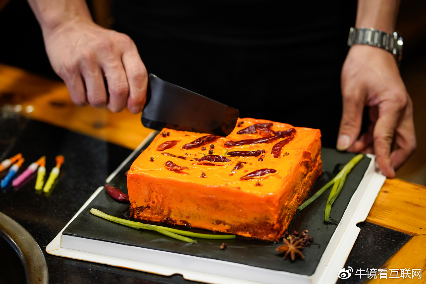 成都小伙“火锅底料”上插蜡烛 给炒了30多年火锅底料的爸爸过生日