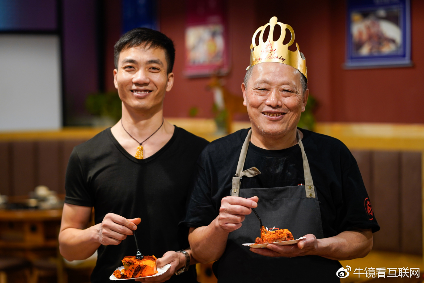 成都小伙“火锅底料”上插蜡烛 给炒了30多年火锅底料的爸爸过生日