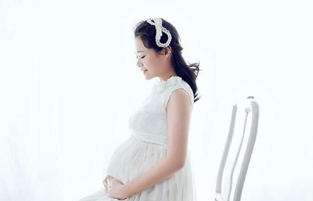 怀孕一个月却有9个月大肚子,孕妈掀开上衣闺蜜看傻了!