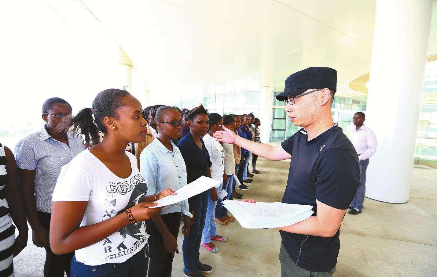 非洲开通了一条现代化铁路, 肯尼亚人连连称赞: 中国人太好了!