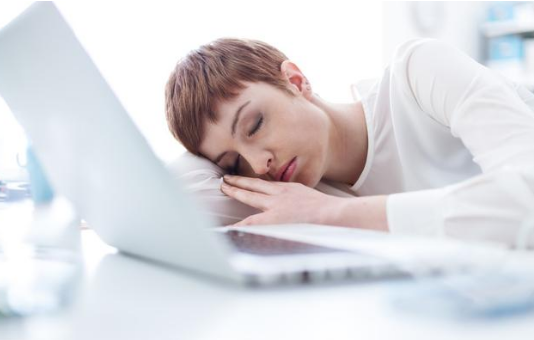 为什么趴在桌上睡觉腿会发麻?原理其实很简单