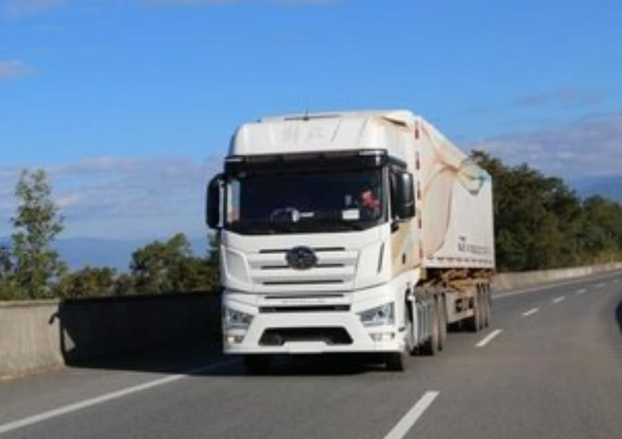 解放J7官照来袭，颜值大气内饰优雅，亮点颇多对标欧洲大腕