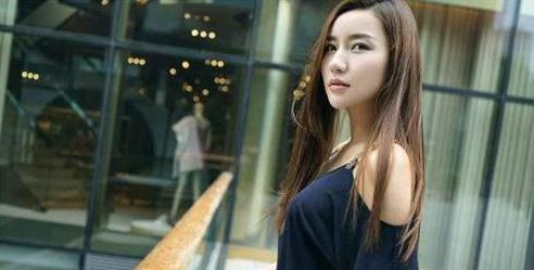 出产道17年, 张公营独壹女学徒却捧不红, 同伙靳东方拥有望成女版靳东方