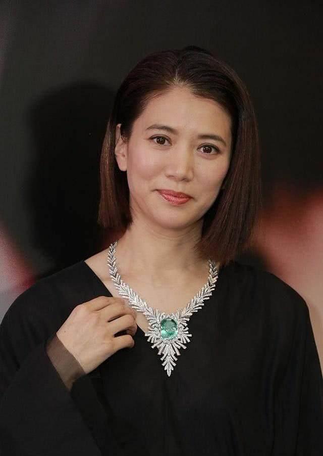 关咏荷和袁咏仪近照对比,差距惊人!只差6岁竟