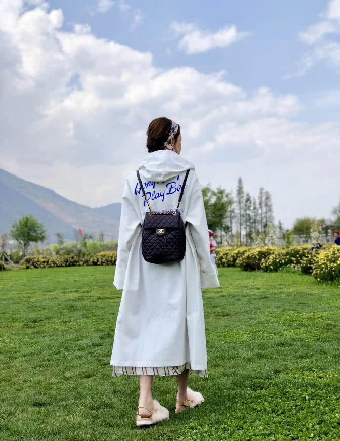 陈乔恩出游画面春意盎然,确认过的眼神又是小