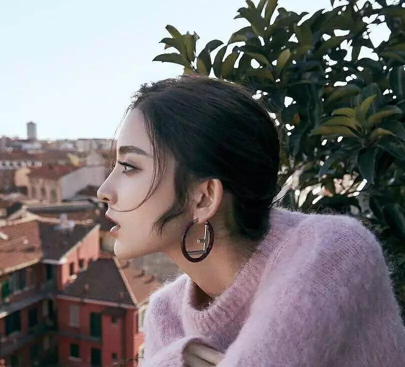 乐坛绝对天后,时尚资源逆天,但论侧颜精致度她输得一败涂地!