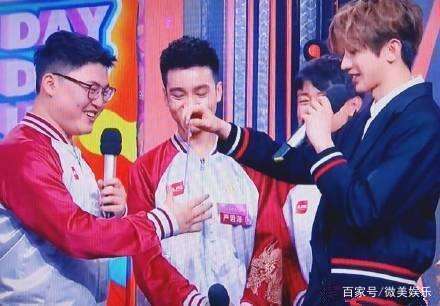 蔡徐坤粉丝:UZI一个玩游戏的算什么,RNG粉丝