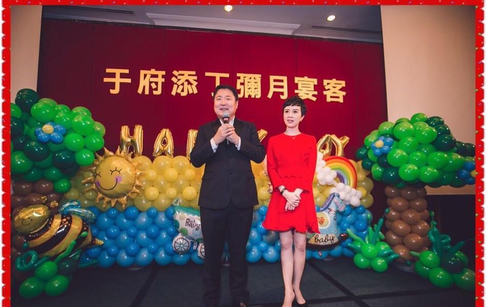 金巧巧为二胎儿子办满月宴全家亮相, 身材恢复