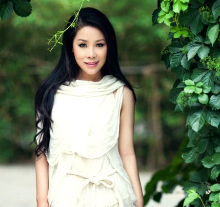 李玉刚现任妻子大曝光，竟然是乌克兰大美女，家庭背景很强大！