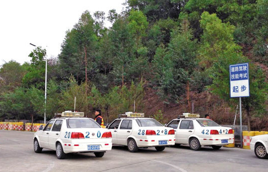 科目三通过了,却预约不了科目四,知道原因,男子
