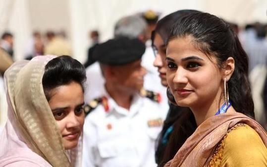 印度姑娘来中国旅游,街上看到这场景后放声大